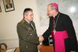 Biskup Rbek medzi vojenskmi policajtmi4